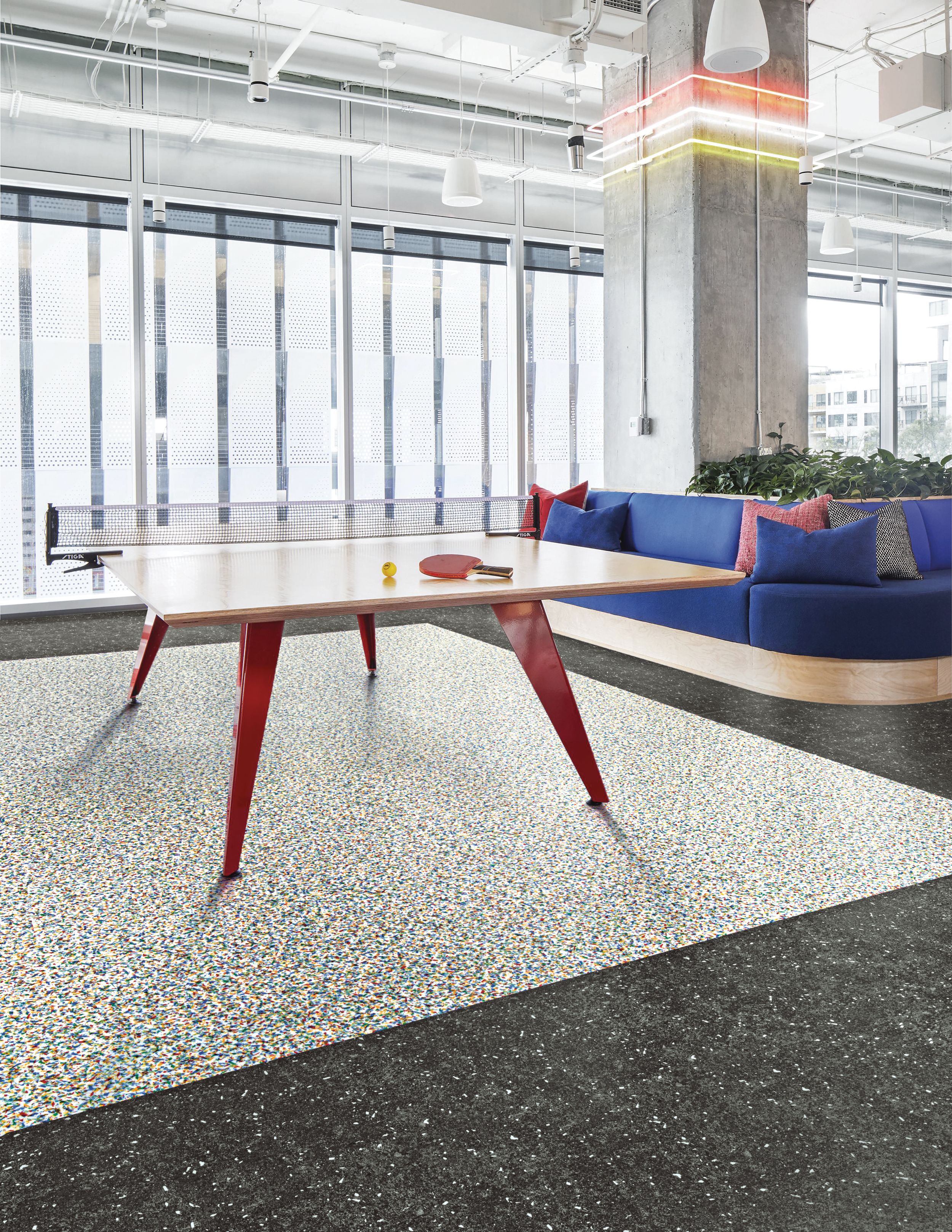 Interface Walk on By, Polychrome and Walk the Aisle LVT in a lobby space afbeeldingnummer 3